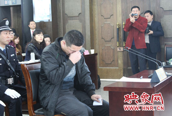 庭審現(xiàn)場(chǎng)，被告人常樹(shù)民哽咽著宣讀手中的悔恨書。