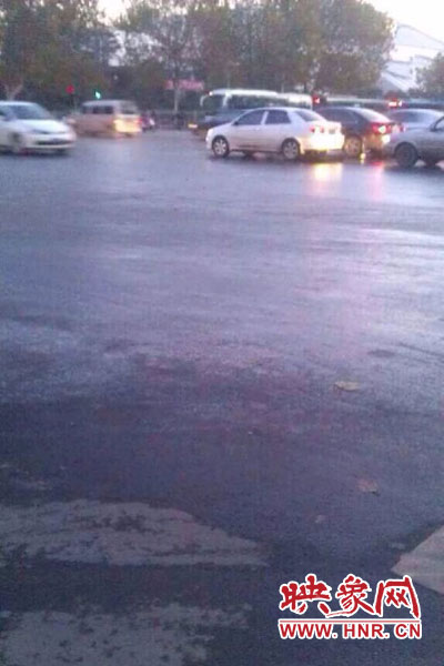 中原路與嵩山路交匯處路面因灑水結(jié)冰。（圖片來自網(wǎng)絡(luò)）