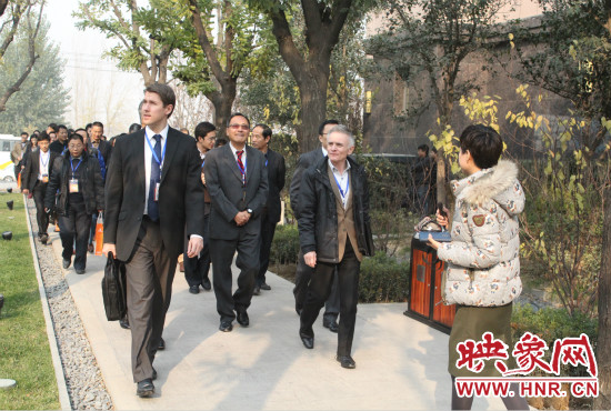 河南鄭州2013服務(wù)外包大會(huì)的嘉賓們參觀了金水科教園區(qū)和河南外包產(chǎn)業(yè)園并留下了深刻的印象。