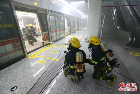 人員疏散完畢后，消防隊員開始滅火