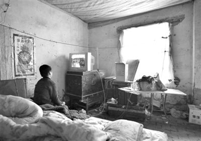 11月21日，武文英小兒子中午放學(xué)回家坐在床上看電視，母親進(jìn)看守所之后，小兒子變得沉默寡言。