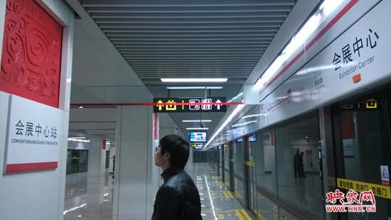 會(huì)展中心站，兩塊牌子的站點(diǎn)名稱(chēng)英文翻譯也不相同