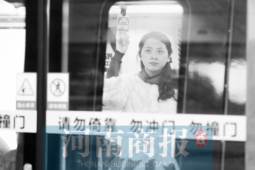 首個(gè)上班高峰，地鐵乘客以年輕的上班族為主