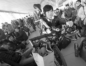 由于媽媽生病，盧文成只得中途放棄騎行改乘火車趕回老家。