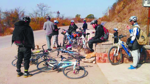 1月21日，他們路過湖南中路鋪鎮(zhèn)，在路邊短暫休息。