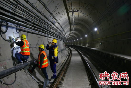 設施設備部通號室信號專業(yè)工程師正帶領著同事們進行軌道信號轉(zhuǎn)轍機零件更換。