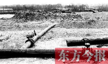 鄭州首座垃圾沼氣電廠并網(wǎng)發(fā)電，集氣管一端連接垃圾山深處，一端連接電廠集氣裝置