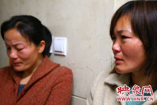 提及現(xiàn)狀，柴小快的女兒不住流淚。