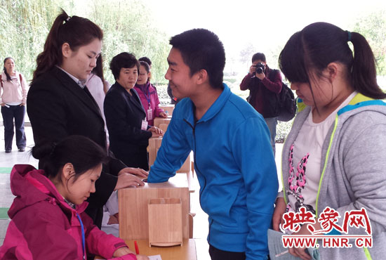 考生本人抽簽決定座號。