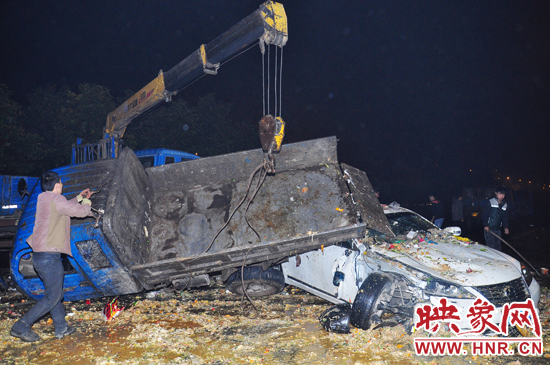 滿滿的一車泔水和垃圾傾瀉而下，鋪撒在路面和凌志車上，數(shù)十米遠(yuǎn)都能聞到泔水的惡臭。