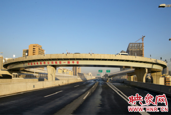 右側(cè)車道為北三環(huán)快速路文化路出口輔道。