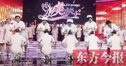 5月6日，“最美護(hù)士”的獲獎?wù)呓o新護(hù)士授帽