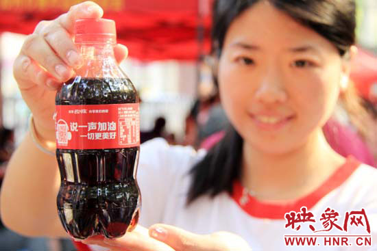 掃描瓶身二維碼，獲取對應(yīng)歌詞flash動畫