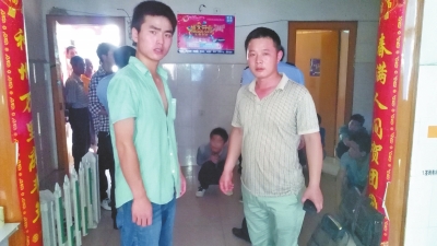 在吳文舉老師的幫助下，王強強（左）從傳銷窩點成功脫險。