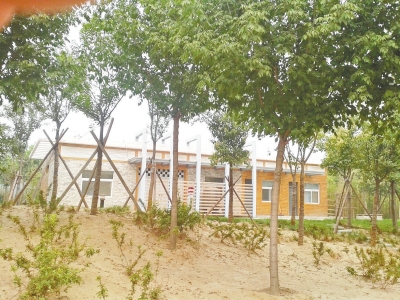 南三環(huán)上的一處公廁掩映在綠樹(shù)間，也鎖著門(mén)