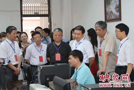 在評卷質(zhì)檢組,工作人員介紹說,今年有四級質(zhì)檢(即小組質(zhì)檢、題組質(zhì)檢、學(xué)科質(zhì)檢、省質(zhì)檢),確保嚴(yán)把質(zhì)量