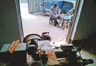 前邊是加工珠子的小車床,后邊正在拋光珠子。