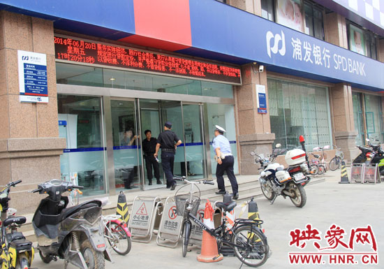 民警趕到現(xiàn)場了解情況。