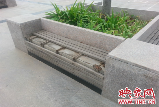 基礎(chǔ)設(shè)施破壞嚴(yán)重，一直無人修理。