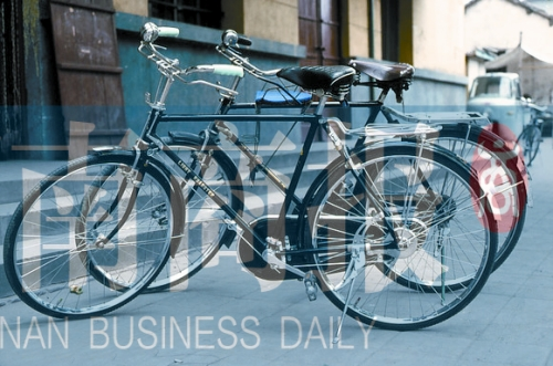 自行車是那時(shí)最時(shí)髦的交通工具，路邊清一色是“飛鴿牌”