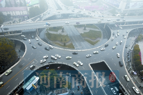 紫荊山立交橋，如今是許多人上下班的必經(jīng)之路