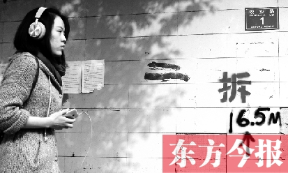 昨日，東方今報(bào)記者走訪農(nóng)業(yè)路沿線，看見“拆”字已上墻