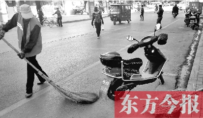 昨日，鄭州市中州大道上，穿梭于車流中上崗的環(huán)衛(wèi)工