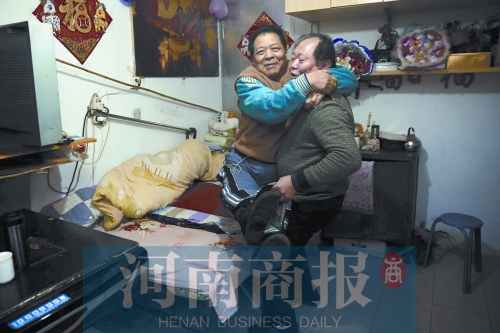 2015年1月15日，老鄰居抱起180斤重的高新海去坐三輪車，準(zhǔn)備出去轉(zhuǎn)轉(zhuǎn)