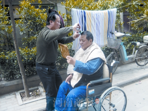 2011年8月18日，老鄰居給高新海剪發(fā)