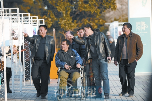 2009年9月15日，老鄰居們陪高新海游綠城廣場 井勇/供圖