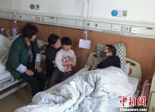 　一家4口在病房里團(tuán)聚過年。