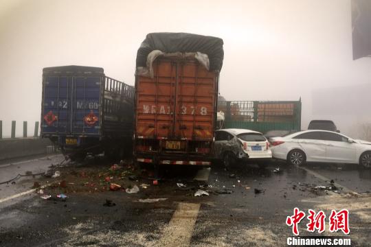 圖為21日，京港澳高速河南段21輛汽車發(fā)生連環(huán)相撞事故現(xiàn)場(chǎng)。　郭浩　攝