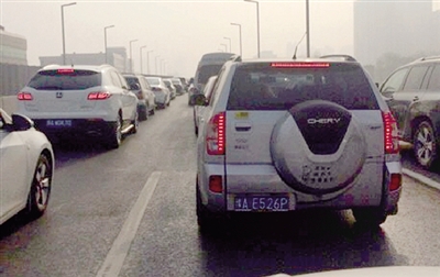 早高峰隴海高架橋從秦嶺路開始，一直向東都已經(jīng)堵成停車場了。 直播369 圖