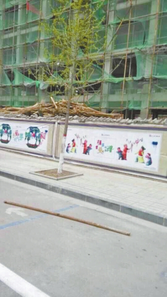 事發(fā)現(xiàn)場，奪命的鋼管還在地上。