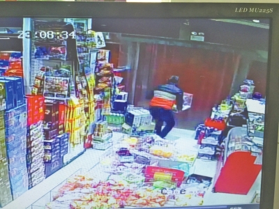 監(jiān)控中顯示，當(dāng)時(shí)竊賊抱起募捐箱就跑。