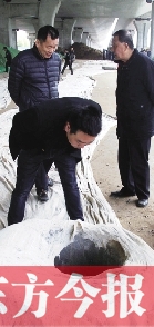 出事后，窨井僅被蓋上了一層布