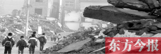 拆遷堵路 孩子上學(xué)都有規(guī)定動(dòng)作