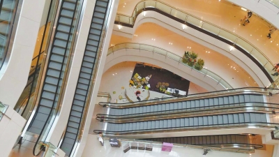 記者趕到現(xiàn)場(chǎng)時(shí)看到，墜樓女子面部朝下，上身穿粉紅色長袖上衣，下身穿黑色長褲，腳上沒有鞋。