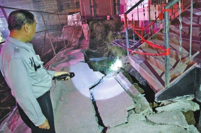 入戶步梯整個(gè)與地面斷開有20多厘米