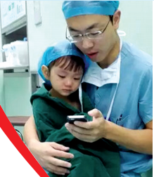 對于網(wǎng)友的點贊，石醫(yī)生說，是孩子太可愛了，所以照片才得到這么多贊美。圖片來自網(wǎng)絡(luò)。