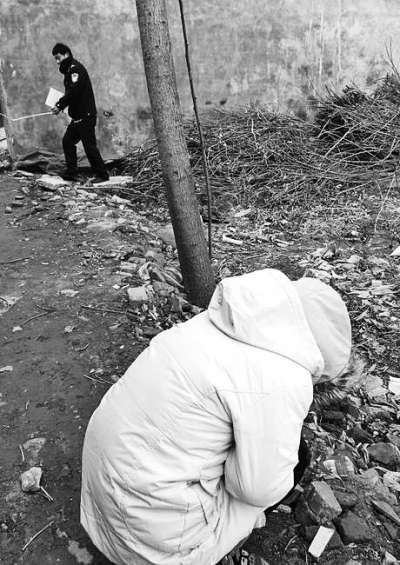 案發(fā)現(xiàn)場附近，死者的姐姐在痛哭。