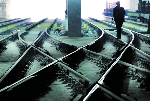 ▲鄭州地鐵1號線醫(yī)學(xué)院站，地下18米縱橫交錯的鐵軌伸向遠(yuǎn)方。