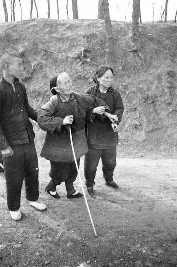 災(zāi)民，看到左側(cè)年輕人的白鞋，應(yīng)該是剛死去親人