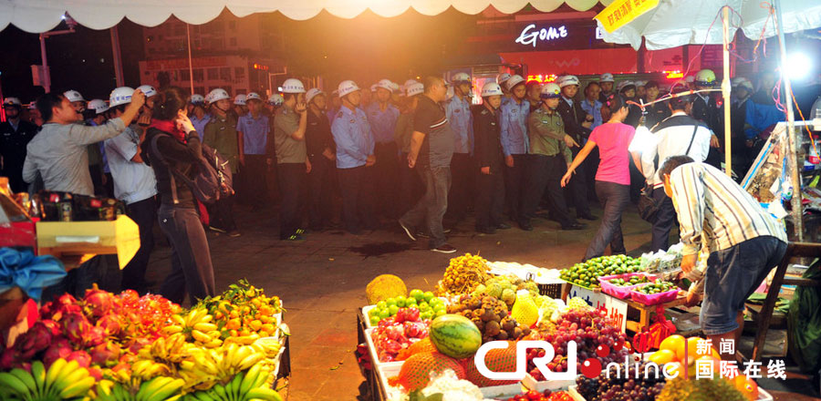 2012年12月26日晚，海南省三亞市，三亞市綜合行政執(zhí)法局河西大隊(duì)近百名城管上街執(zhí)法。