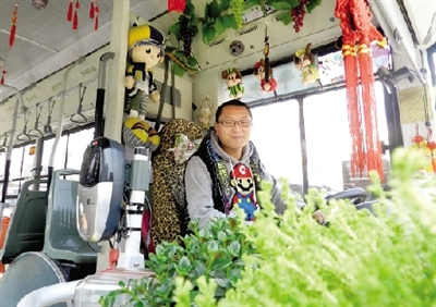 米奇、中國結、流氓兔、綠色植物、各種表情的小豬裝扮車廂