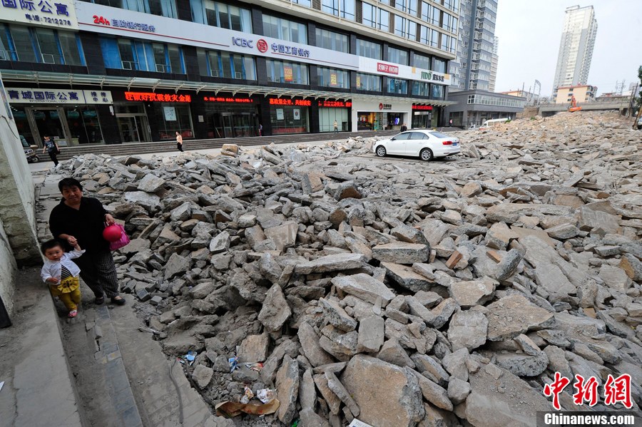 太原:施工現(xiàn)場現(xiàn)“釘子車” 車主十余天未現(xiàn)身 太原:施工現(xiàn)場現(xiàn)“釘子車” 車主十余天未現(xiàn)身