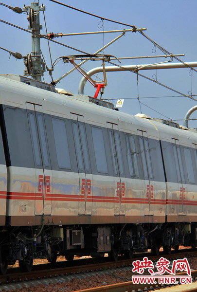 調試中的地鐵，電線已經(jīng)抬起充電