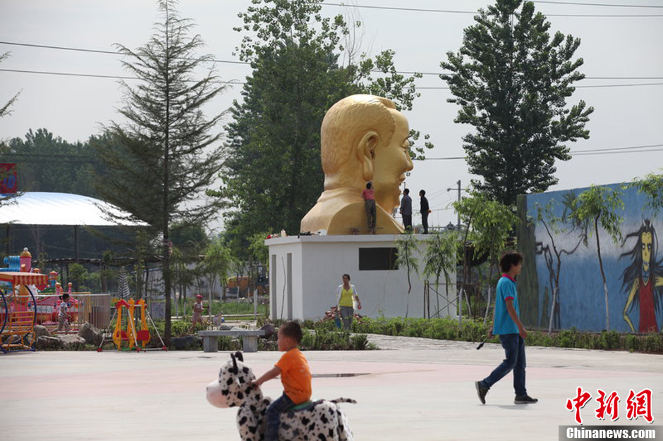 河南洛陽(yáng)“大背頭彌勒佛”低調(diào)重現(xiàn)園內(nèi)