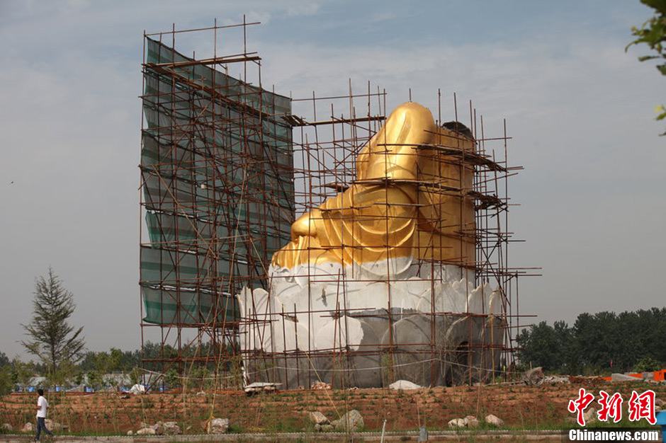 圖為被拆掉頭的雕塑。王友 攝