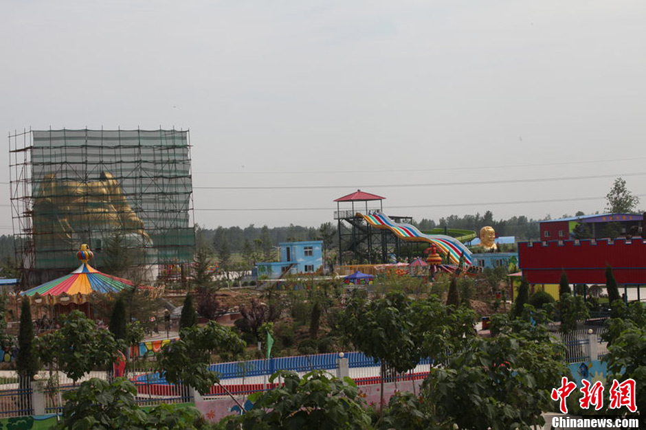 圖為被拆掉頭的雕塑。王友 攝